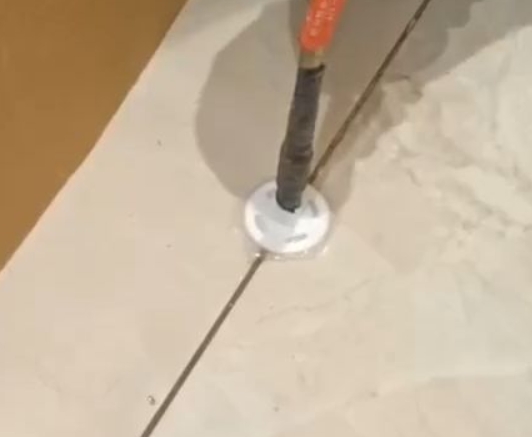 剑河瓷砖空鼓维修公司专业解答瓷砖在铺贴过程中，如果没有涂抹均匀到位的粘结材料（如水泥砂浆或瓷砖胶），可能会导致以下问题