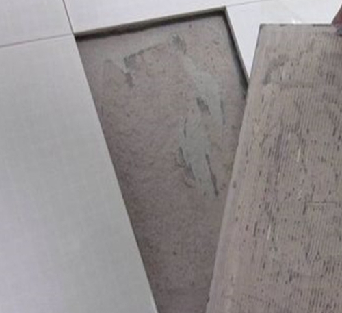 剑河瓷砖空鼓维修公司分享瓷砖铺贴时如果打浆（即涂抹在瓷砖背面和基层上的砂浆或瓷砖胶）过少，会带来以下问题